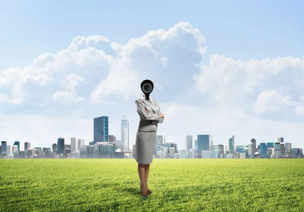 Elegante Mujer Negocios Aire Libre Con Cámara Lugar Interfaz Cabeza — Foto de Stock