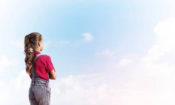 Petite Fille Mignonne Salopette Sur Fond Ciel Rêvant Avenir — Photo