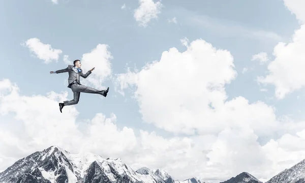 Empresário Terno Correndo Como Símbolo Posição Vida Ativa Skyscape Vista — Fotografia de Stock