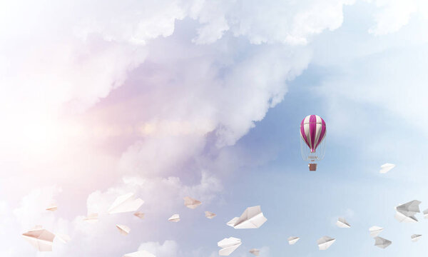 Красочный аэростат, летающий среди бумажных самолетов и над голубым облачным небом. 3D рендеринг.