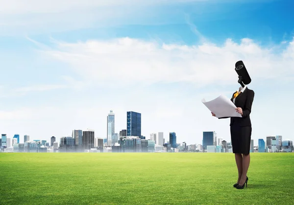 Elegante Mujer Negocios Aire Libre Con Papeles Las Manos Cámara — Foto de Stock