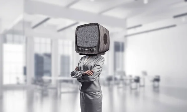 代わりに事務所の建物の中に立っている間 腕組みを維持する頭の古いテレビとスーツでビジネスの女性の画像をトリミング — ストック写真