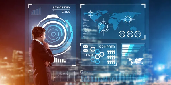 Rückansicht Eines Geschäftsmannes Der Mit Virtueller Tafel Und Nächtlicher Stadt — Stockfoto