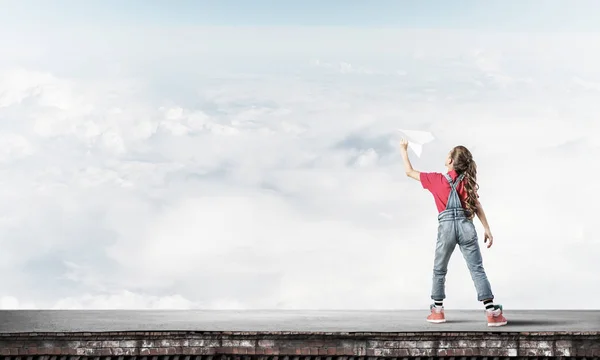 소녀가 옥상에서 비행기를 가지고 — 스톡 사진