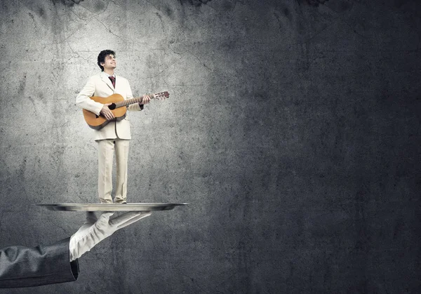 Mão Garçom Apresentando Bandeja Homem Tocando Guitarra — Fotografia de Stock