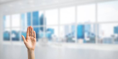 Arka planda avuç içi ve ofis olan bir kadının el dokunuşunu kapat