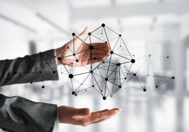 Takım elbiseli bir iş kadını, arka planda ofis görüşüyle siyah sosyal medya ağını elinde tutuyor. Karışık ortam.