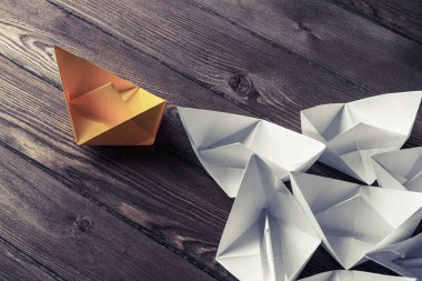 Tahta masadaki origami tekneleri.