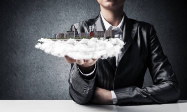 Takım elbise ile arka planda gri duvar onun el modern şehir bloğundaki sunulmasına işadamı resim kırpılmış. 3D render.