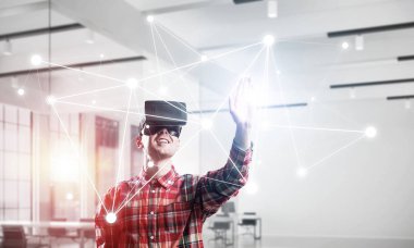 Sanal gerçeklik kulaklık veya bağlantı arka plan üzerinde 3d gözlük ile genç adam. Karışık teknik