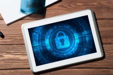 Doktorların çalışma alanı beyaz tablet ve stetoskop ile 