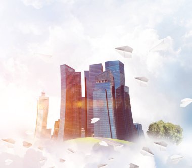 Gökyüzünde bulutların üzerinde yüzen binalar ve gökdelenlerle modern şehir manzarası