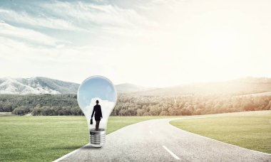 Ampul asfalt yolda içinde hapsolmuş genç iş kadını