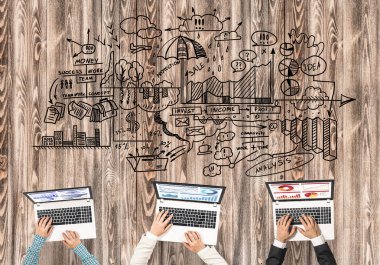 Ellerinde cihazlar bulunan üç kişilik bir grup iletişim ve ağ oluşturma sembolü olarak birlikte çalışıyor.