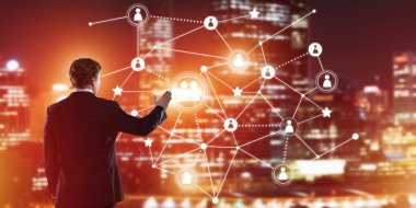 İşadamı gece cityscape sosyal bağlantı medya kavramı ile çalışma karşı arkadan görünüm