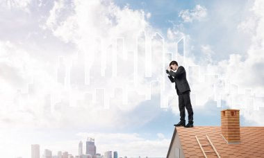 Genç işadamı dürbünüyle şehir manzarasını izliyor. Karışık ortam