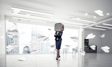 Kağıt uçaklar ofis binası içinde uçan arasında duran iş kadını kıyafetli kafa silah tutmak yerine eski bir Tv ile geçti. 3D render.
