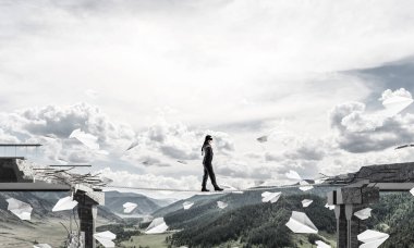 Gözü kapalı uçan kağıt uçaklar ve köprünün üzerinde gizli tehditlerin ve risklerin sembolü olarak ip üzerinde yürüyen bir işadamı. Arka planda doğa manzarası. 3B görüntüleme.