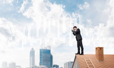 Genç işadamı dürbünüyle şehir manzarasını izliyor. Karışık ortam