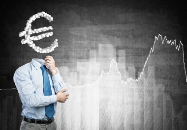 Başı yerine avro işareti olan yüzü olmayan işadamı.