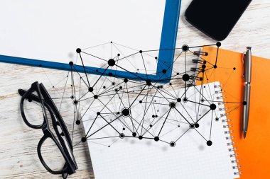 Ofis eşyaları ve sosyal ağ bağlantısı olan modern işyerinin en üst görünümü ofis hayatının sembolü olarak yukarıda. Karışık ortam.