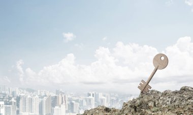 Yeşil tepe üzerinde erişim simgesi olarak önemli taş figür