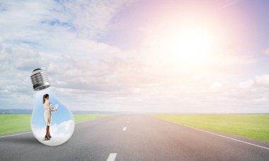 Ampul asfalt yolda içinde hapsolmuş genç iş kadını