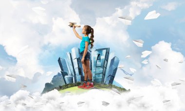 Şehrin yüzen adasında eski model uçaklarla oynayan tatlı bir kız.