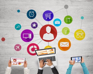 Ellerinde cihazlar bulunan üç kişilik bir grup iletişim ve ağ oluşturma sembolü olarak birlikte çalışıyor.