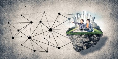 ECO konsepti yüzen ada ve üzerinde kitap oturan çocuklar.