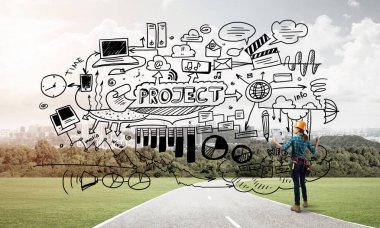 Açık havada mühendis kadının arka planı ve ekrana konsept çizimi