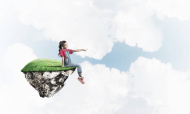 Gökyüzünde yüzen bir adada oturan tatlı, gülümseyen bir kız.