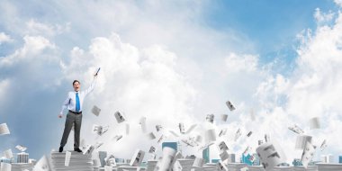 Kağıt belgeleri Clear sky ile arka plan üzerinde uçan arasında duran el kitabı ile uydurarak iş adamı. Karışık teknik.