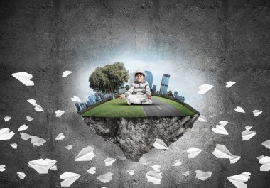 Genç küçük çocuk gözleri koruma kapalı ve seyir Adası arasında kağıt uçaklar ile gri karanlık duvar arka plan üzerinde uçan uçan üzerinde meditasyon sırasında konsantre. 3D render.