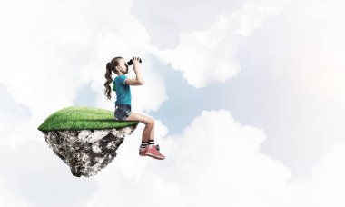 Gökyüzünde yüzen bir adada oturan tatlı, gülümseyen bir kız.