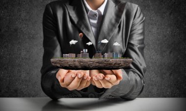 Onun elleri modern şehir blok arka planda gri Duvar ile takım elbise sunulmasına işadamı resim kırpılmış. 3D render.