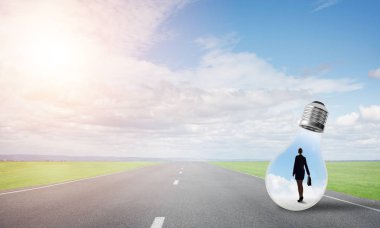 Ampul asfalt yolda içinde hapsolmuş genç iş kadını