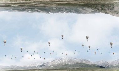 İki doğa dünya baş aşağı birbirine aerostats gökyüzü arka plan üzerinde uçan ile bulunan soyut görüntüsü. Duvar kağıdı, zemin ile boşaltmak.