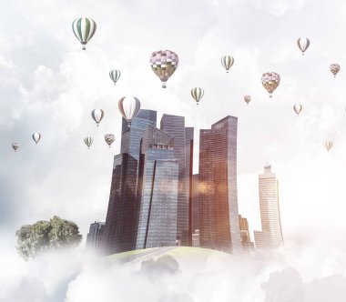 Gökyüzünde bulutların üzerinde yüzen binalar ve gökdelenlerle modern şehir manzarası