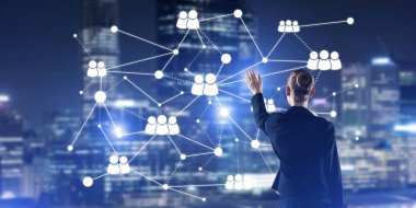 Gece şehir manzarasına karşı sosyal bağlantı medya kavramı ile çalışan iş kadınlarının arka planı