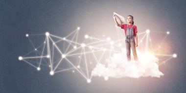 Sosyal bağlantı kavramı sunulması bulut üzerinde sevimli gülümseyen çocuk kız