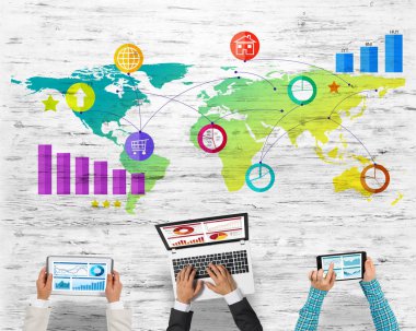 Ellerinde cihazlar bulunan üç kişilik bir grup iletişim ve ağ oluşturma sembolü olarak birlikte çalışıyor.