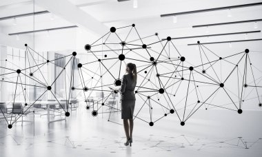 Modern ofis içi ve sosyal bağlantı kavramında zarif bir iş kadını. Karışık ortam