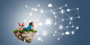 Sevimli kız yüzen ada ve sosyal bağlantı kavramı