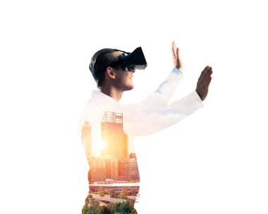 Sanal gerçeklik kulaklığı olan genç bir adam ya da şehrin arka planında 3 boyutlu gözlüklü.