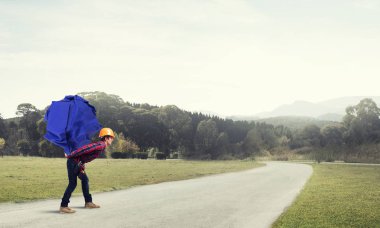 Sırtında kağıt top taşıyan inşaatçı.