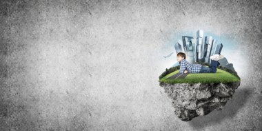 ECO konsepti yüzen ada ve mutlu çocuk.