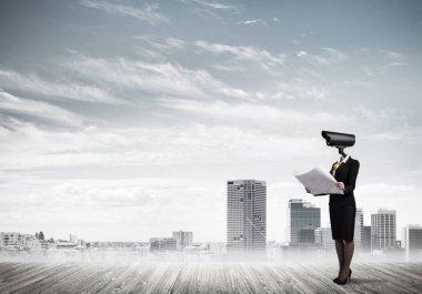 Meçhul işkadını fotoğraf makinesi ile vınlamak baş cityscape arka plan yerine