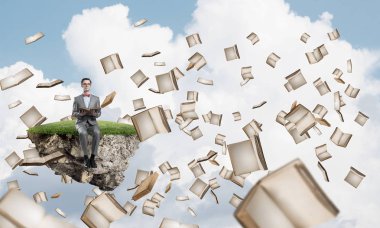 Komik adam kırmızı gözlük ve yüzen ada üzerinde oturan ve kitap okuma takım elbise