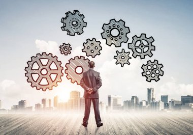 Modern şehre bakan ve vites düzeneği çizen işadamlarının arka planı